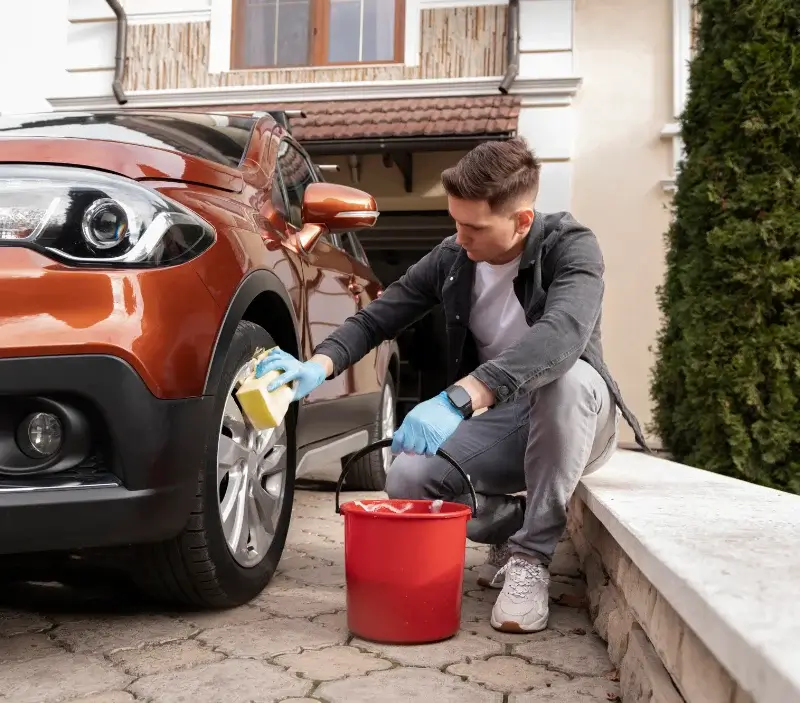 Lavage auto à domicile Saint-Jean-le-Vieux : professionnel intervenant sur un véhicule